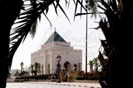 Image du Maroc Professionnelle de  Le tombeau du plus populaire des sultans du Maroc, Mohammed V, père de l’indépendance repose ici dans cette  demeure bâtie en marbre blanc et couronnée par un toit pyramidale orna de tuiles vertes, symbole de la royauté. Sa construction a nécessita une dizaine d’année, au premier plan  les colonnes de l’esplanade de la Mosquée Hassan à Rabat, Jeudi 20 Octobre 2011 ((Photo / Abdeljalil Bounhar) 